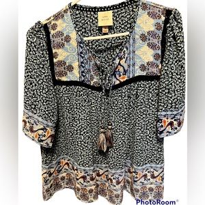 Knox Rose sz M. Multi colored top, Gently worn.
